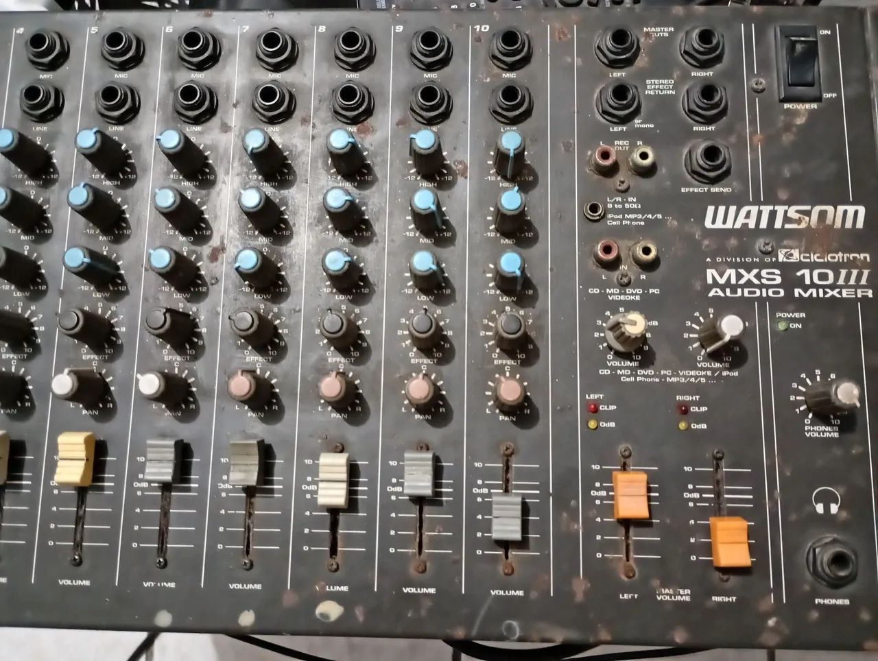 Vendo mesa de som, de 10 canais vattsom, troco por guitarra também 