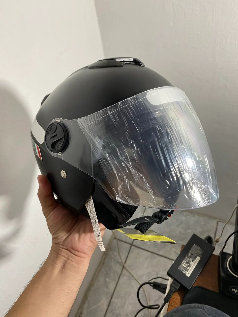 Capacete com óculos solar. - Foto 2