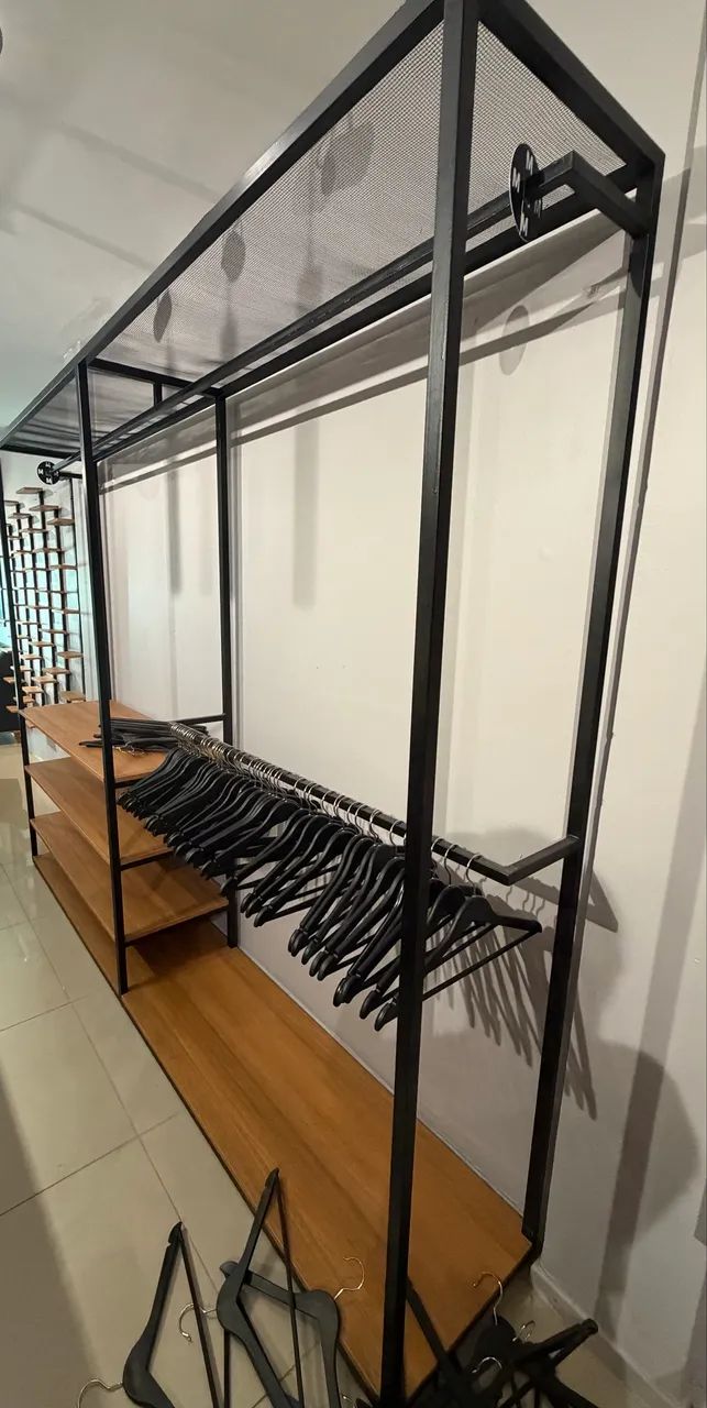Araras de loja de roupa 