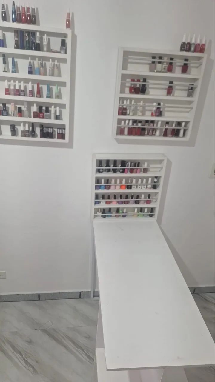 Mesa e prateleira de manicure   