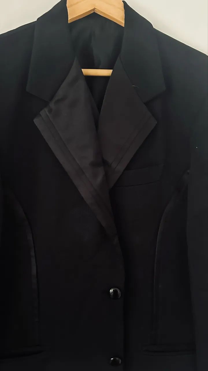 Traje elegante preto com detalhes em cetim - Foto 4