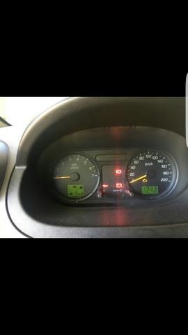 Vendo Ford Fiesta Sedan 2005 C/ GNV - Foto 2