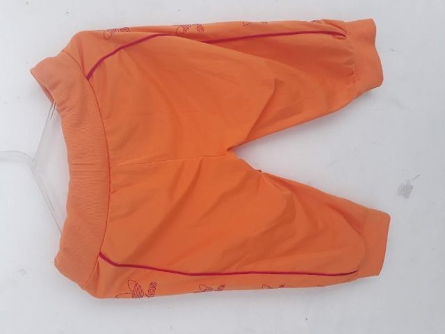 Bermuda adidas laranja para criança - Foto 2
