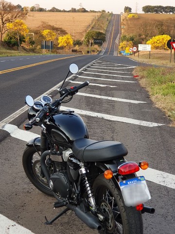 TRIUMPH BONNEVILLE T100 BLACK