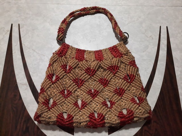Bolsa de sisal bege e vermelha moda praia e piscina. Vintage.