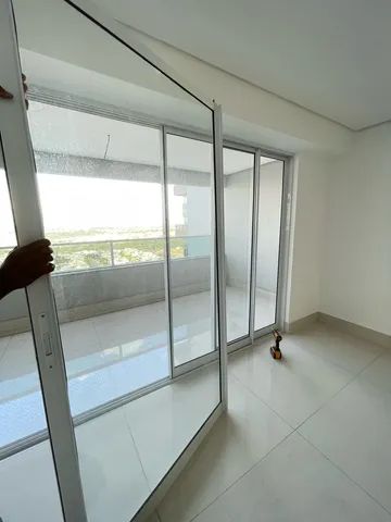 Porta completa em Esquadria Aluminio e vidro com fechadura e acabamentos alumínio - Foto 2