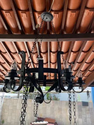 Antigo lustre em ferro com correntes 