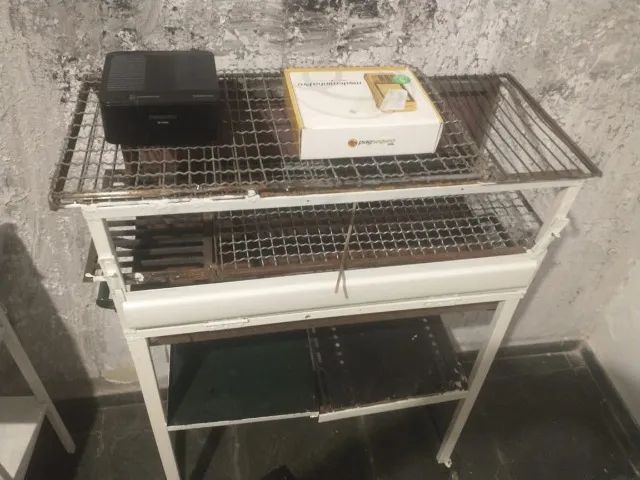 Churrasqueira com rodinhas , para uso comercial ou residencial, barato, vendo ou troco.