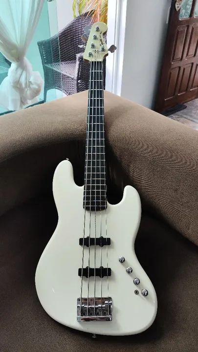 Baixo Squier Fender Deluxe 5 cordas ativo. - Foto 3