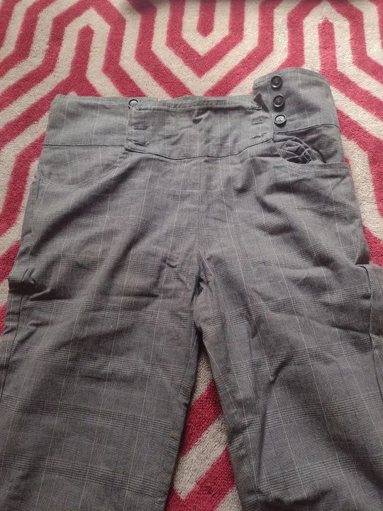 Calça feminina xadrez cinza