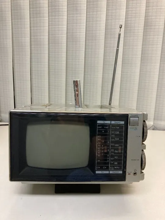 Tv 5' portátil preto/branco