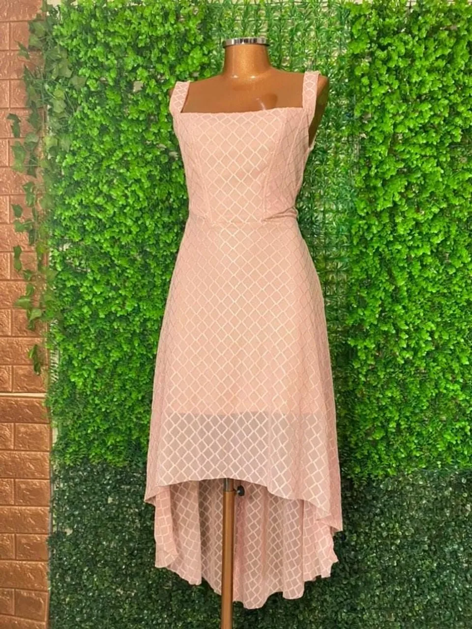 Vestido rosa com detalhes em relevo