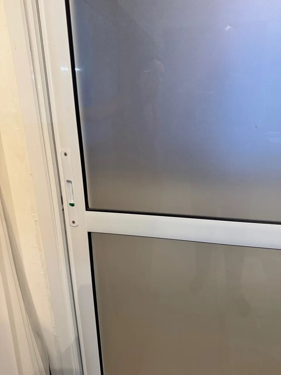 Porta de correr em alumínio esquadria branca com vidros temperados  - Foto 3