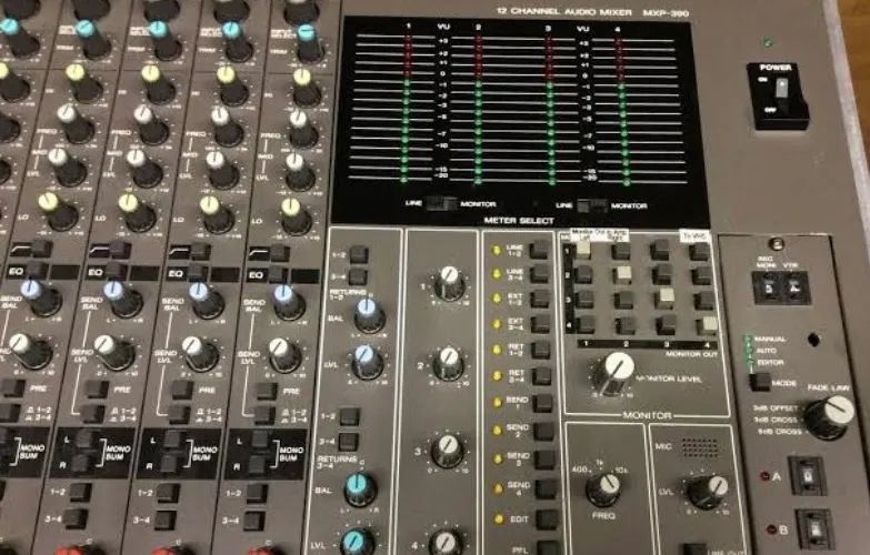 Mesa de som relíquia Sony MXP 390 com Case