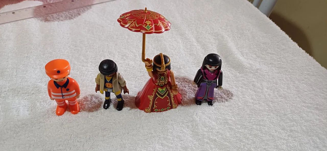 Bonecos Playmobil.