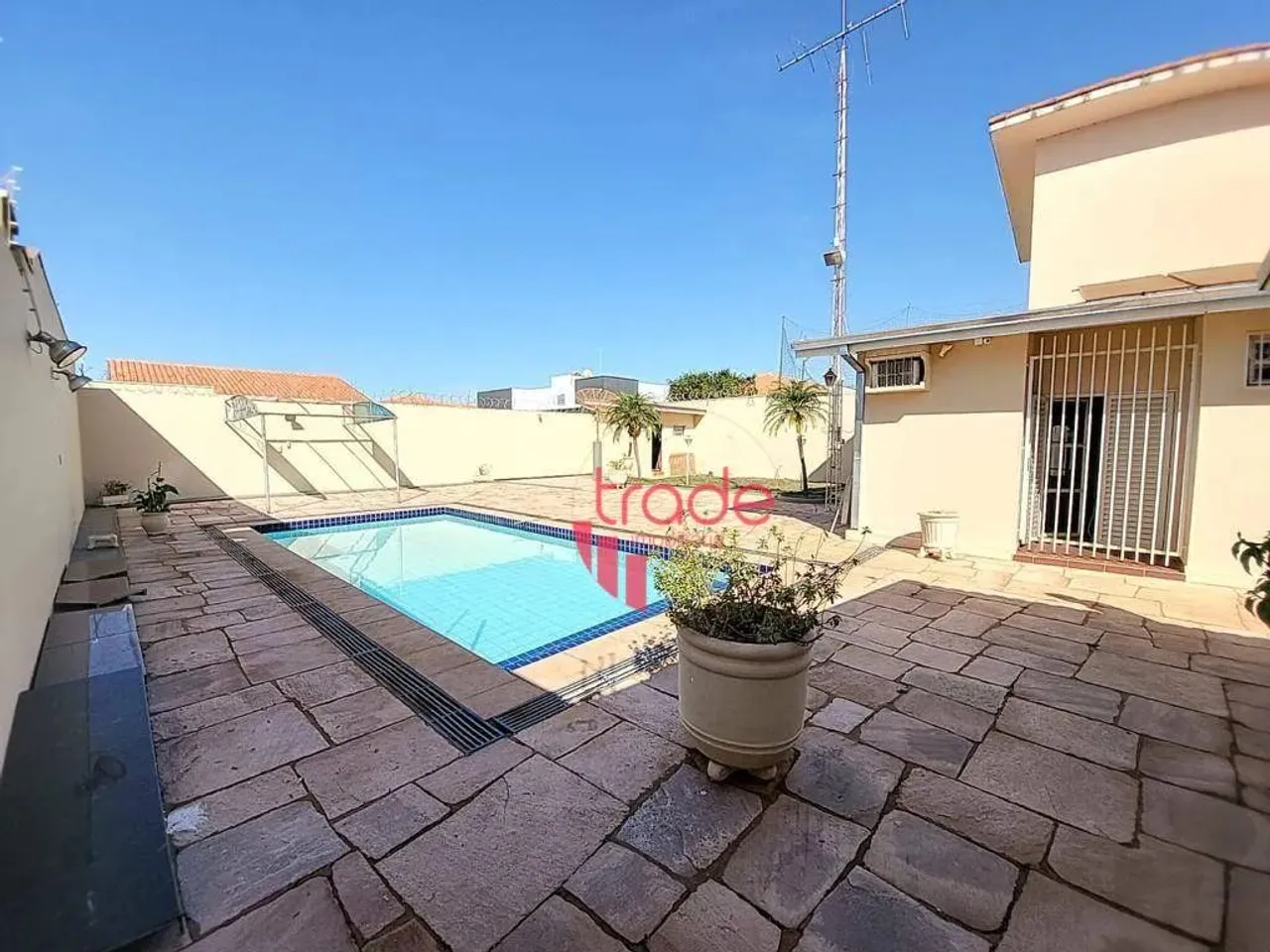 Casa à Venda com 03 Suítes em Miguelópolis -SP com Piscina.