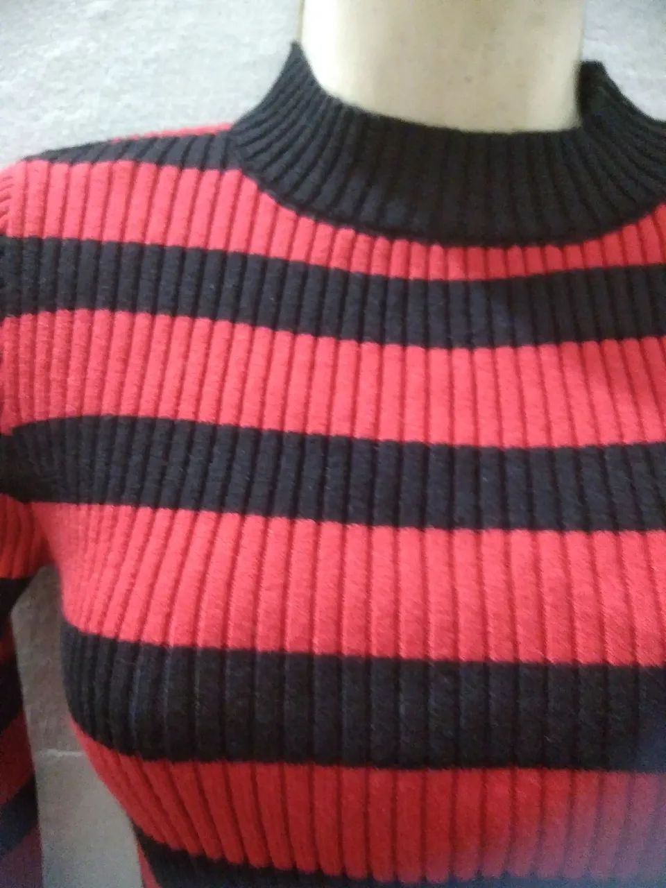 Cropped tricô vermelho com preto - Foto 2