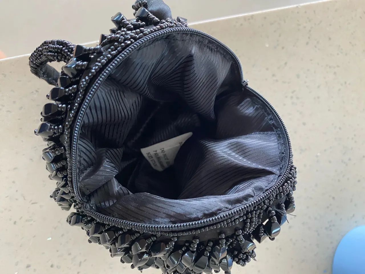 Bolsa de mão em contas pretas - Foto 2