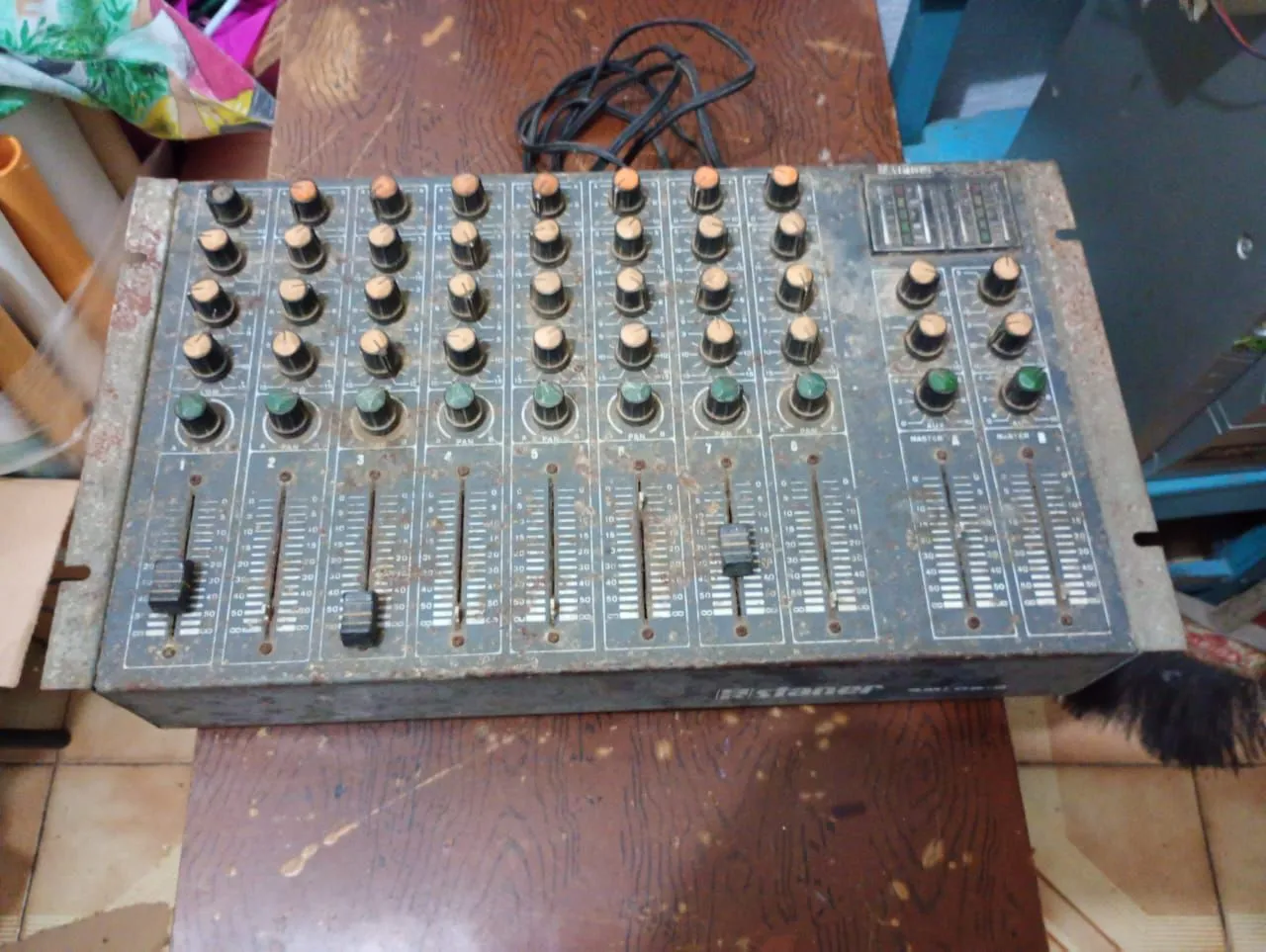 Mesa de Som Estaner Antiga