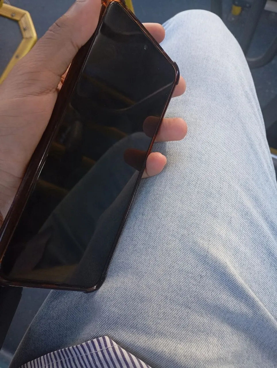 Celular em bom estado de conservação.