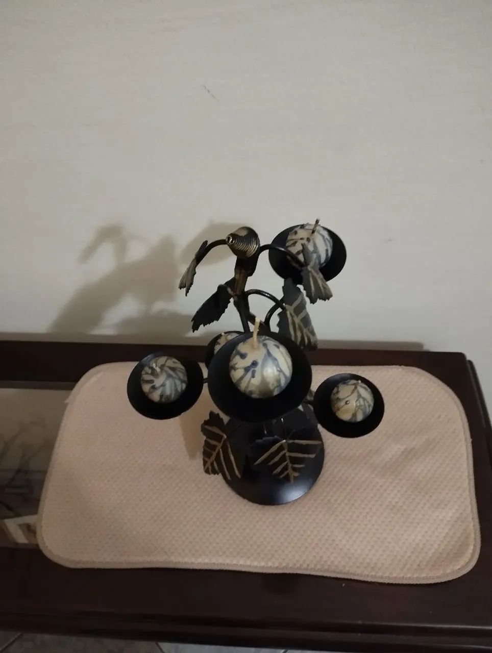 Castiçal de ferro em forma de árvore com cinco velas - Foto 5