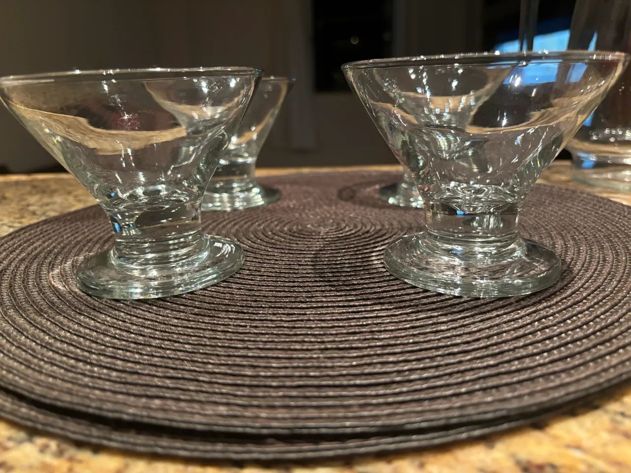 Conjunto de taças e jarra de vidro com tampa