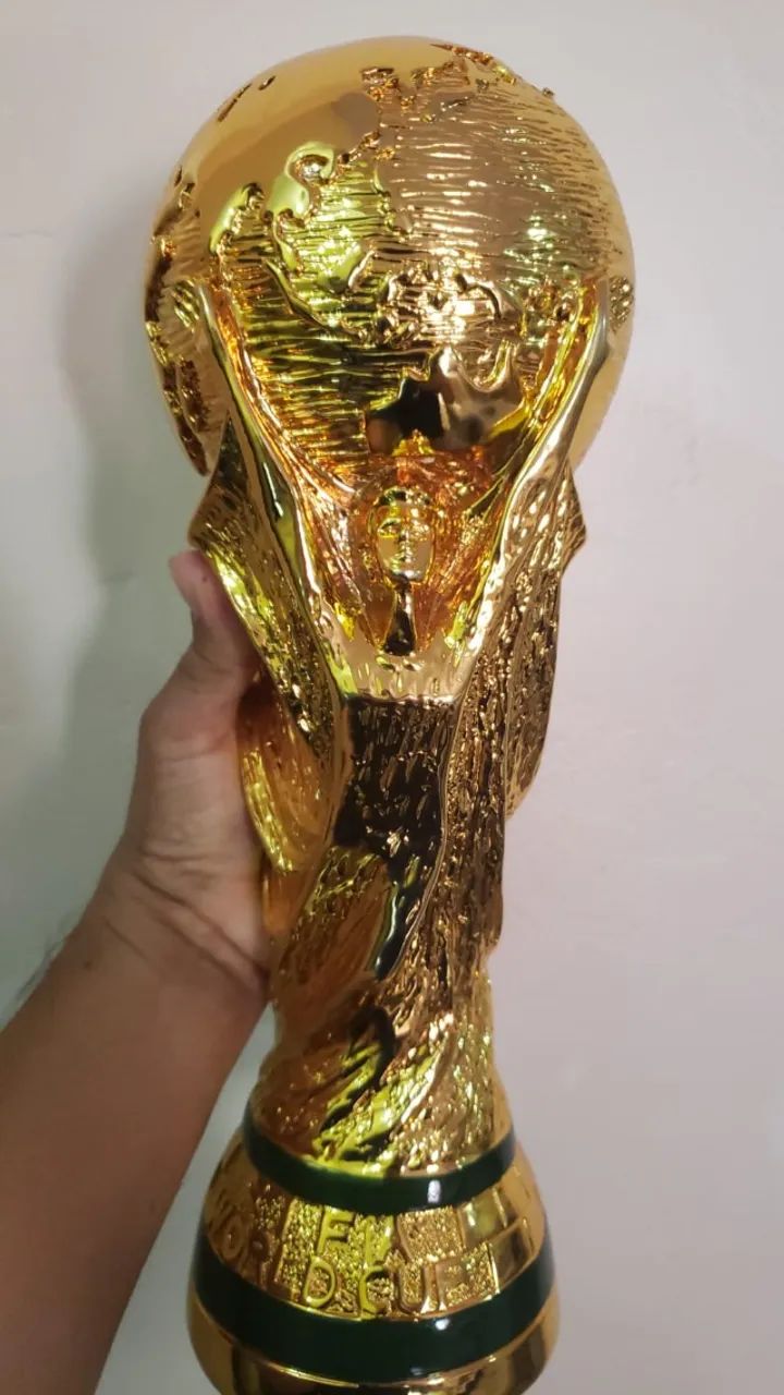 Réplica Taça Copa Do Mundo Fifa 2026 tamanho real 36cm - Nova na caixa - Foto 6