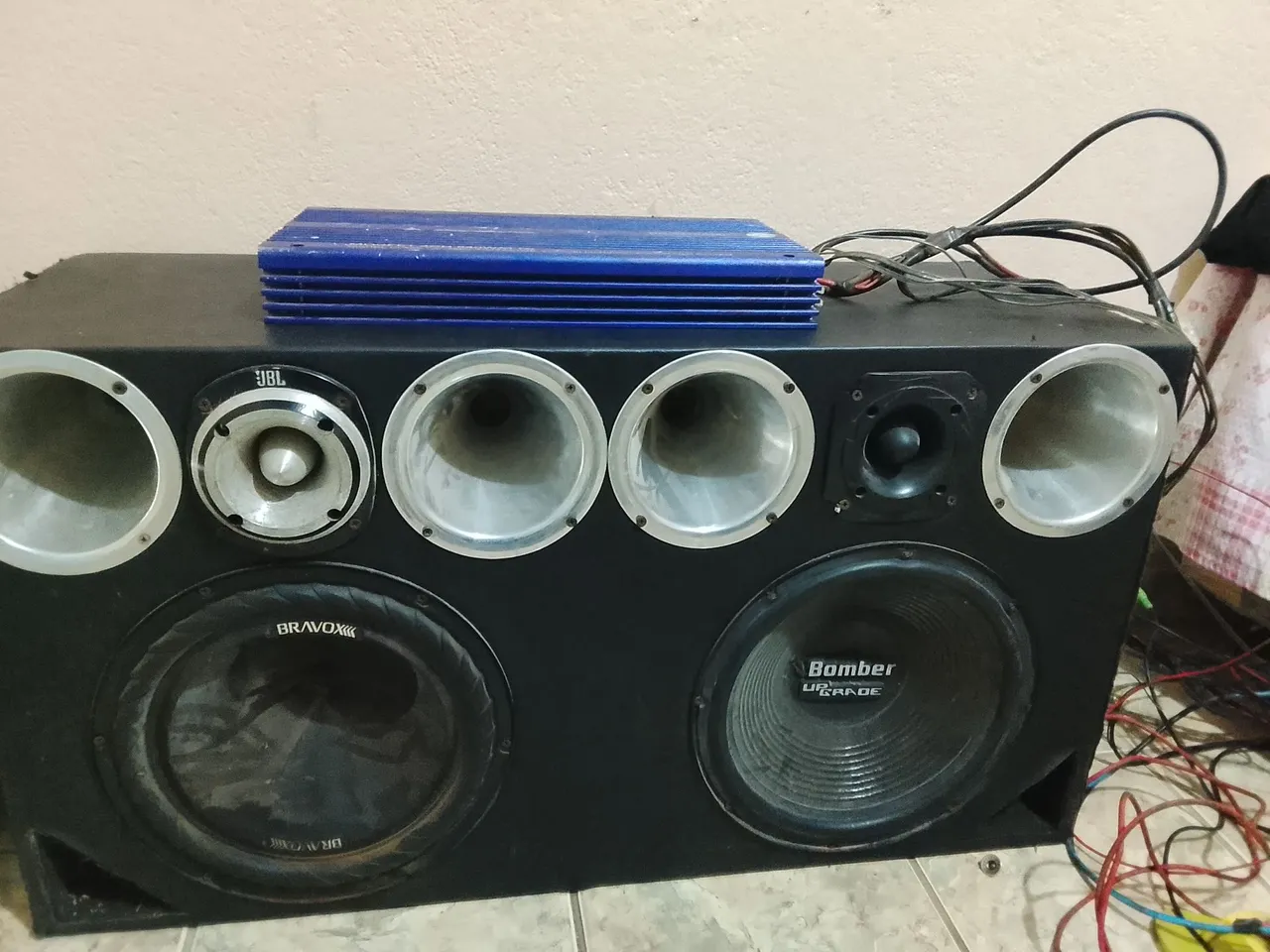 Caixa de som completa com subwoofer e drivers