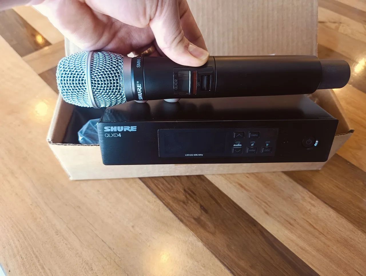 Microfone Sem Fio Original Shure QLXD24/SM86 - Frequência Homologada Anatel L50 632-696MHz - Foto 4