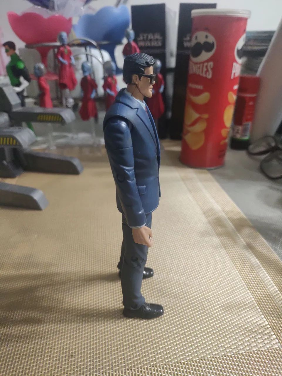 Boneco Clark Kent DC Super Heroes Superman Mattel DC Universe Classics - Foto 4