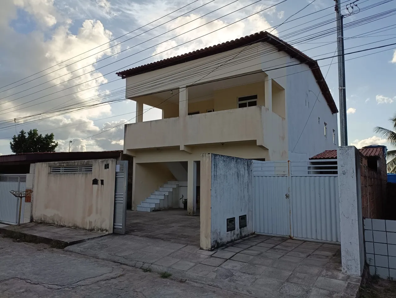 Casa pra alugar grande com garagem e 3 quartos (leia o anúncio)