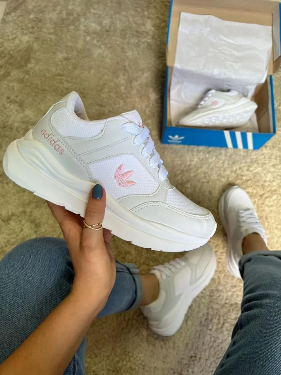 Tênis Adidas Branco com Detalhes Rosa - Novo