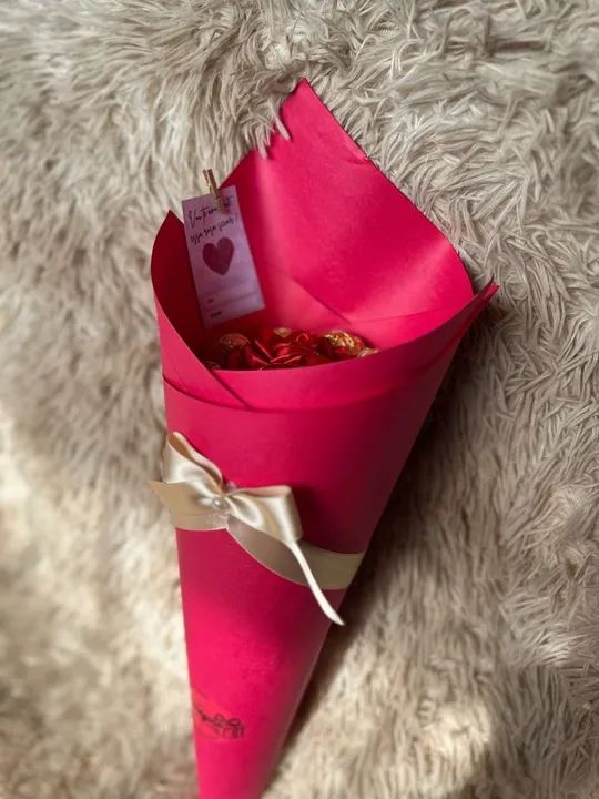 Buquê com rosa única de cetim e ferrero rochedo - Foto 5