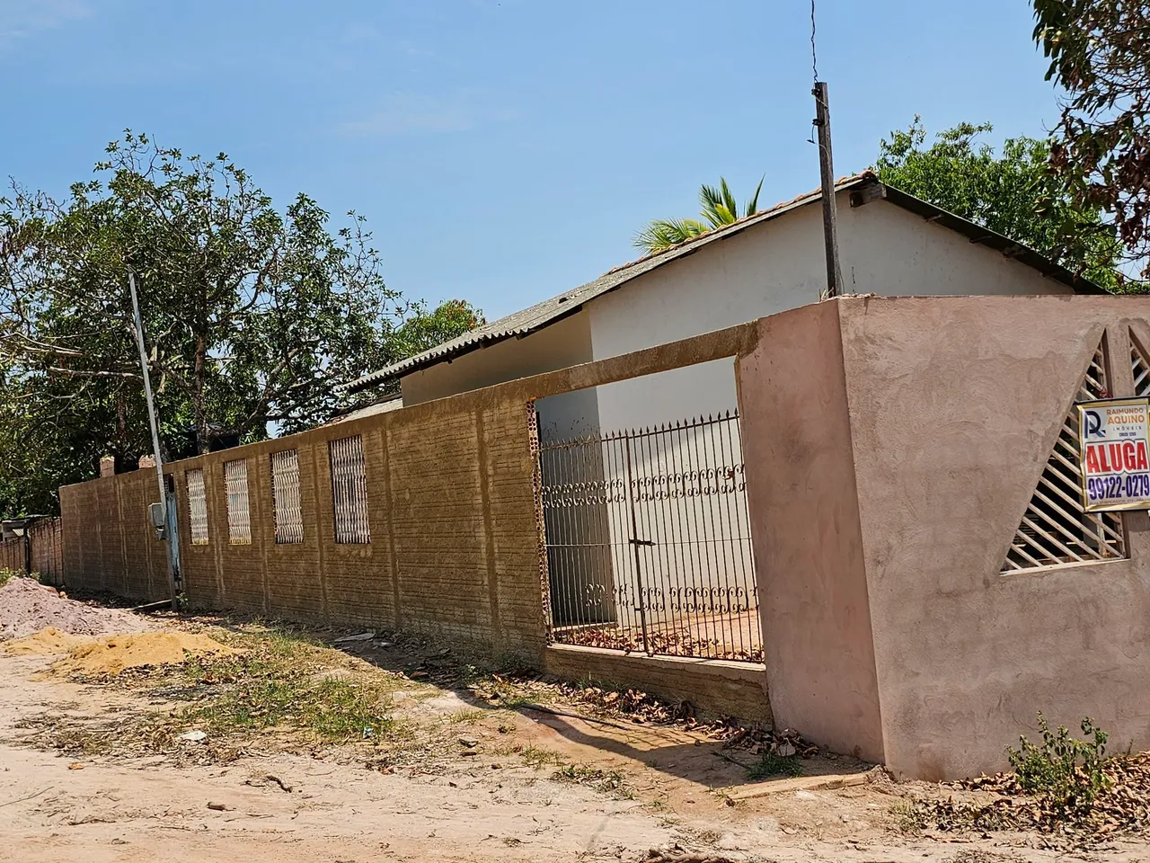 CASA DE ESQUINA COM POÇO ARTESIANO