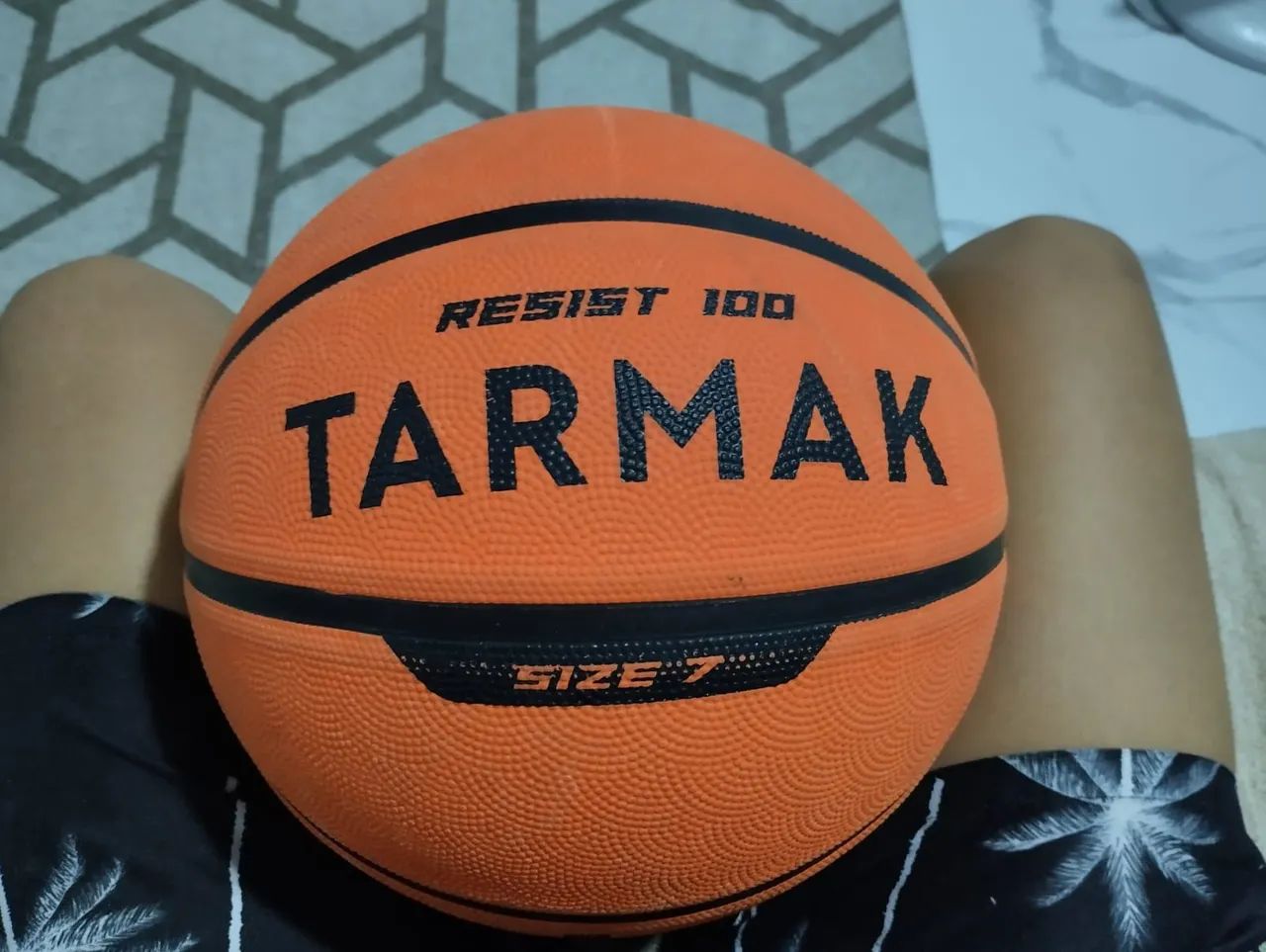 Bola de Basquete Tarmak Resist 100 Tamanho 7
