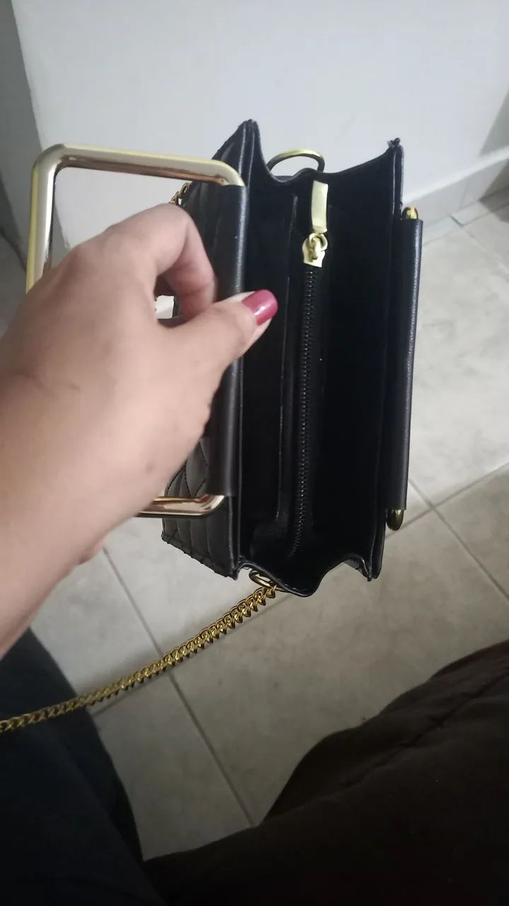 Bolsa preta com alça dourada e corrente - Foto 3