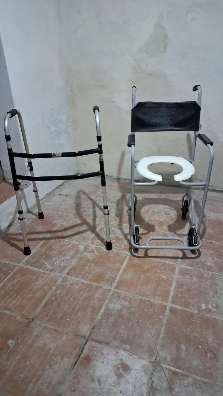 Andador e Cadeira de Banho Hospitalar