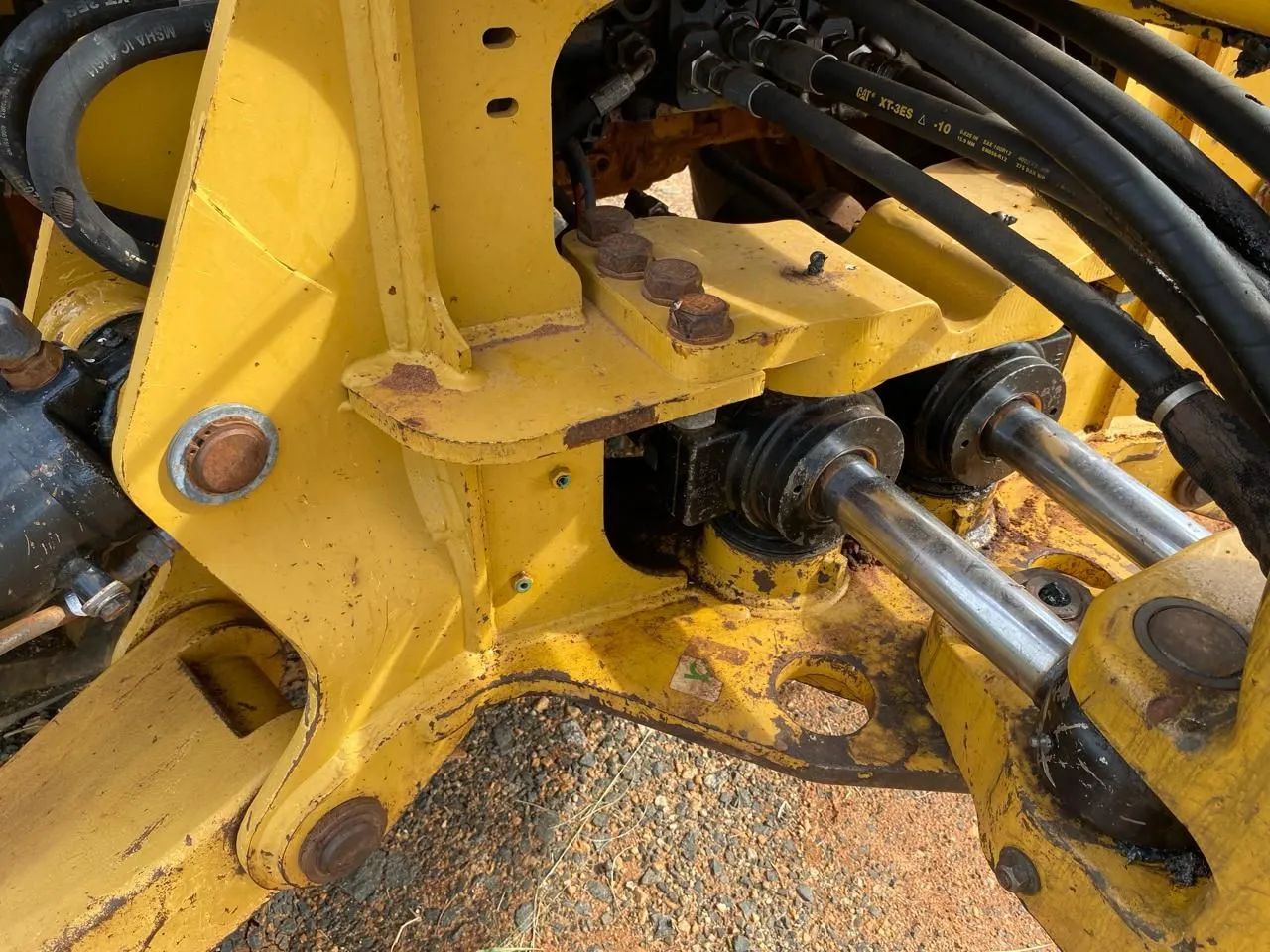 Retroescavadeira Caterpillar 416E a toda prova - Foto 4
