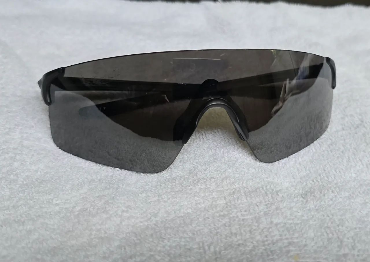 Óculos de Sol Oakley com case - Foto 4