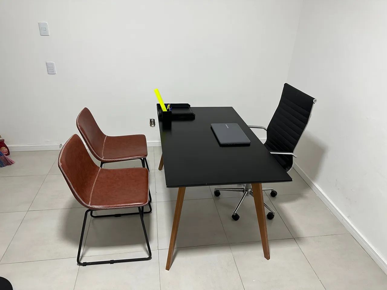 Mesa de escritório design moderno e muito conservada - Foto 2