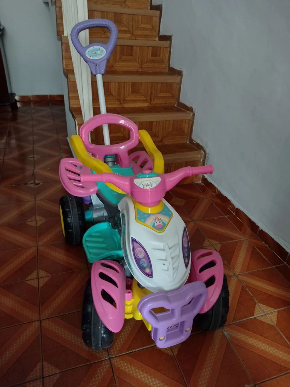 Quadriciclo infantil feminino.