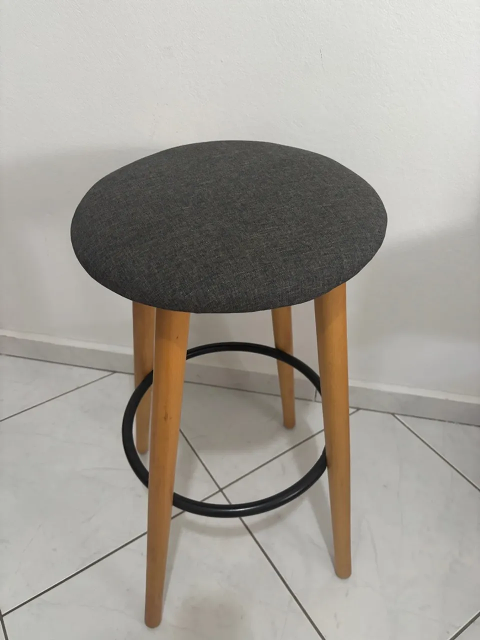 banqueta com assento estofado cinza