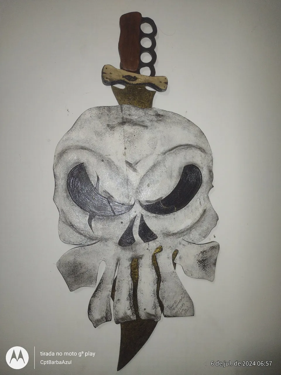 Escultura de Caveira com espada God of War