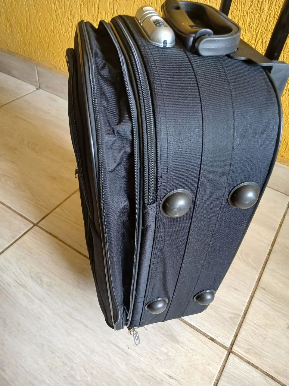 Mala de viagem preta com rodinhas