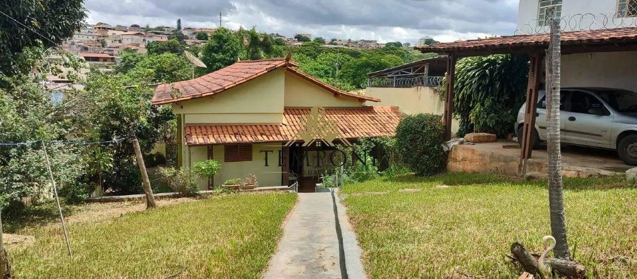 Excelente casa com 04 quartos em um terreno com 504M²