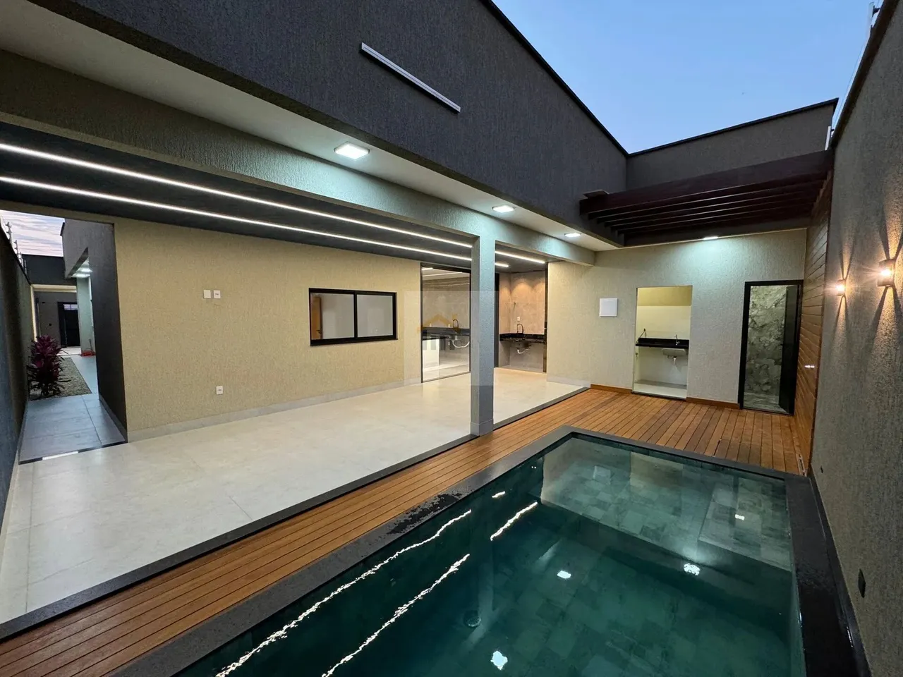 Casa Alto Padrão Sozinha no Lote na região Noroeste em Goiânia