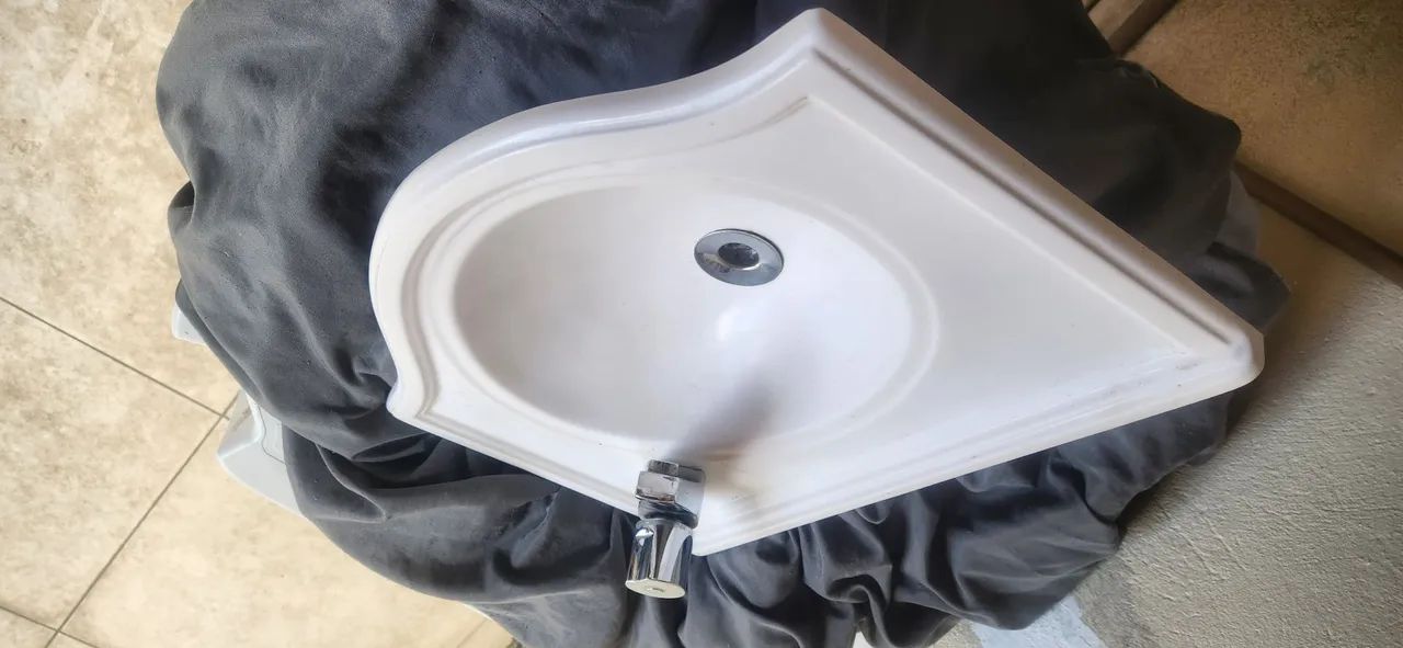 Vendo lavatório de banheiro com torneira - Foto 2