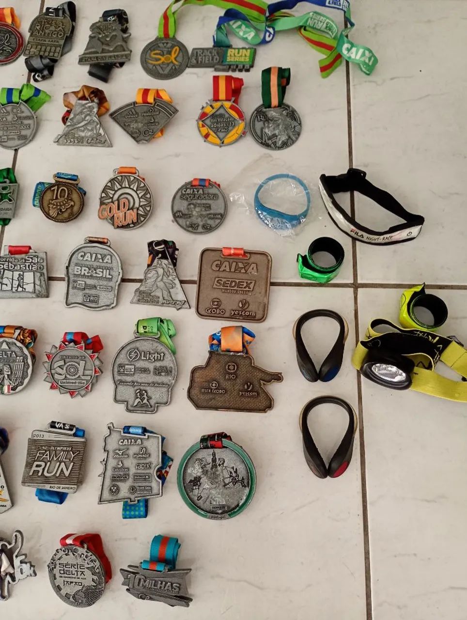 SÃO 71MEDALHAS VÁRIDAS DE PARTICIPAÇÕES EM CORRIDAS E MARATONAS NO RIO UMA SUPER COLEÇÃO  - Foto 4