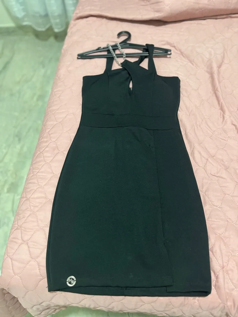 Vestido Preto com Detalhe no Decote