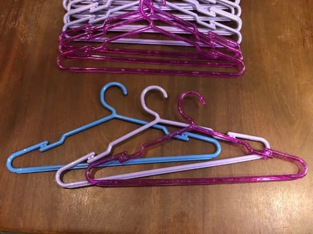 Cabides Plástico Reforçado De Primeiríssima Qualidade Lorran Kit Com 20 Unidades - Foto 5